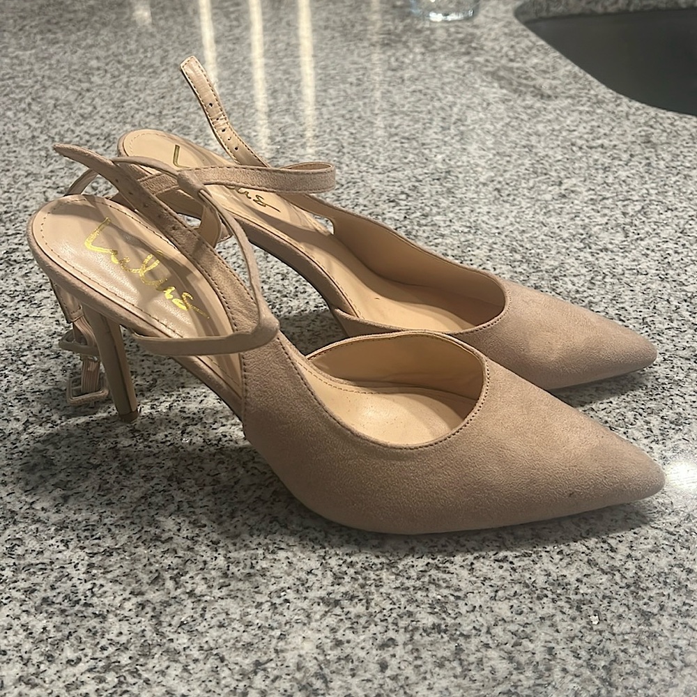 Size 11 LULUS Pinky Beige closed toed heels